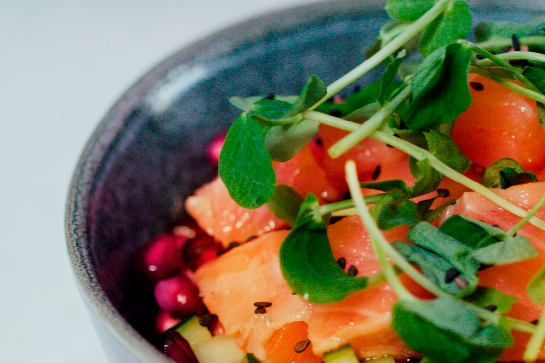 Bol Poke cubes de saumon fumé sur riz thaï