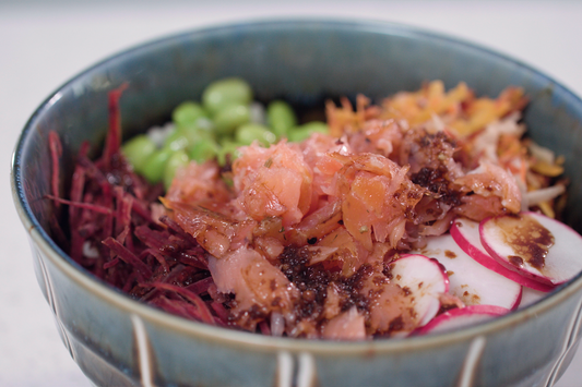 Bol Poke saumon fumé effiloché sur couscous perlé