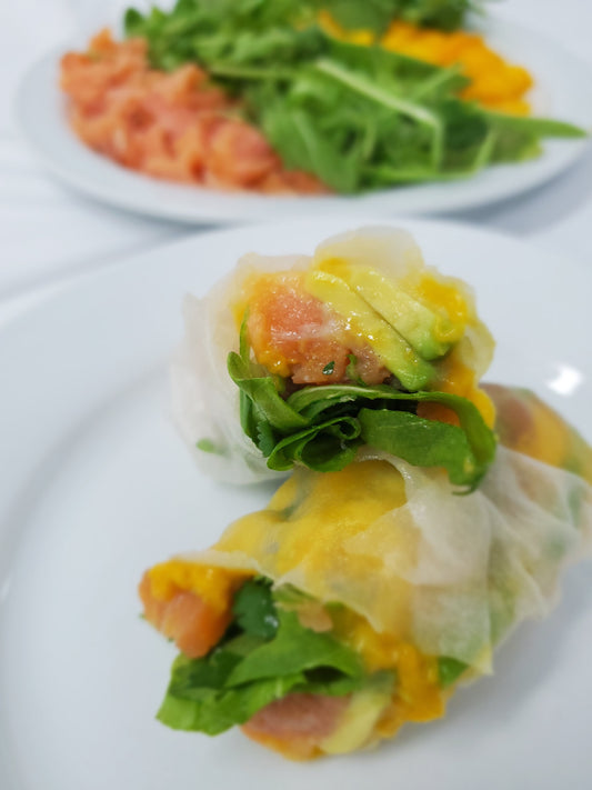 Rouleaux au saumon fumé avec mangue, roquette, coriandre et avocat