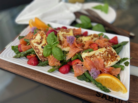 Salade estivale d’asperges, fraises fraîches et saumon fumé