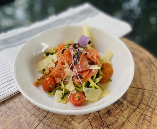 Salade tiède de courgettes et de saumon fumé, sauce vierge à l’ail